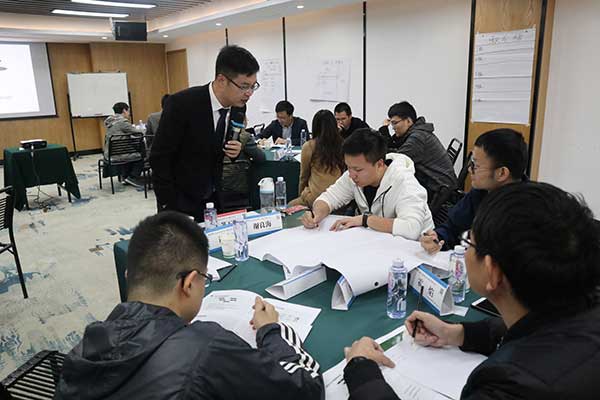 先生指导学员照 (1).JPG